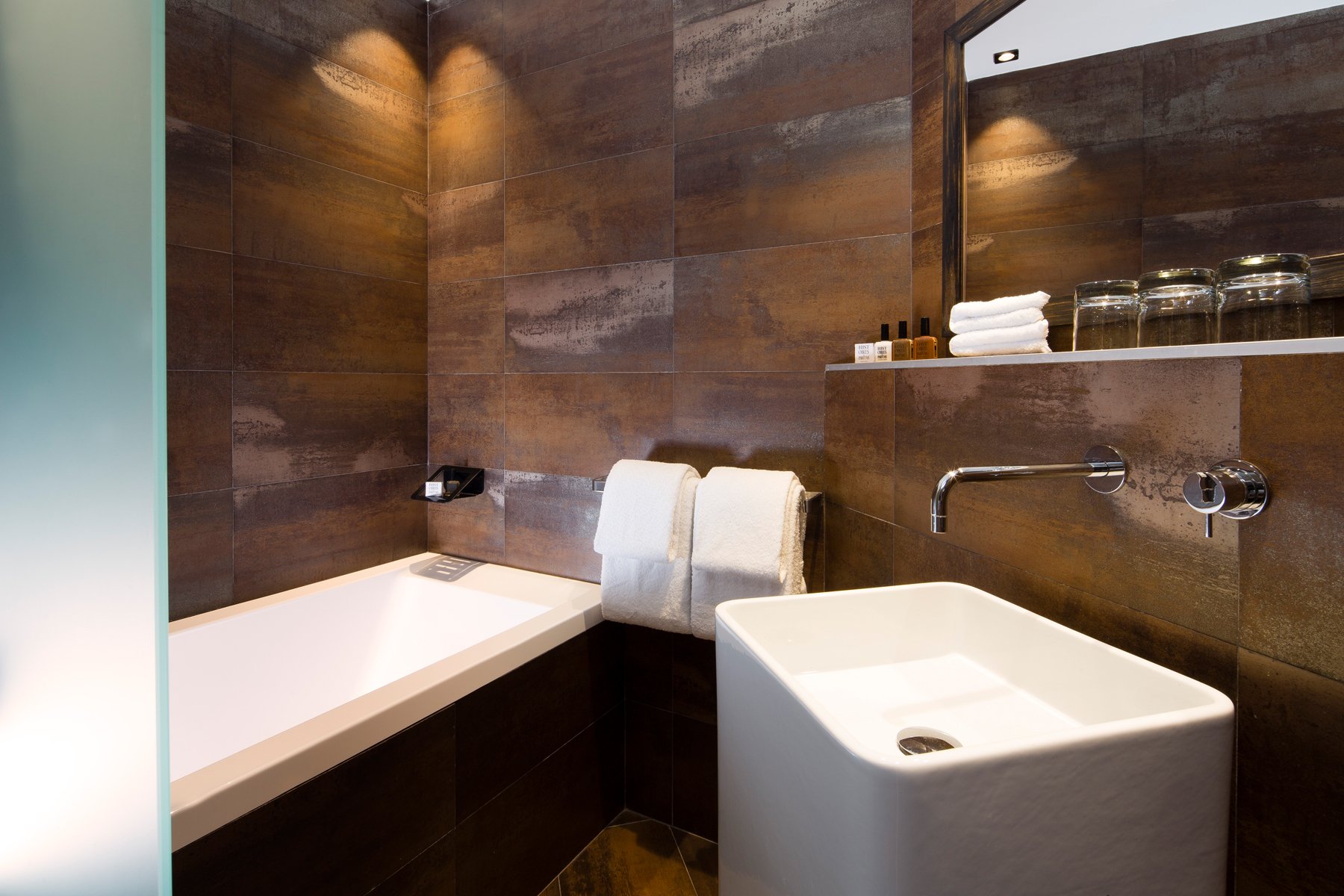 Le Chat Noir Triple Room Bathroom